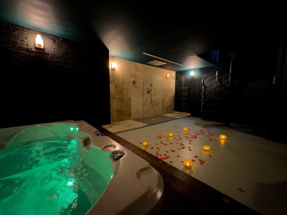 Shower, Hot Tub, Bathroom