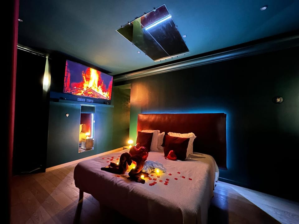 Photo of the whole room, Bedroom, towels