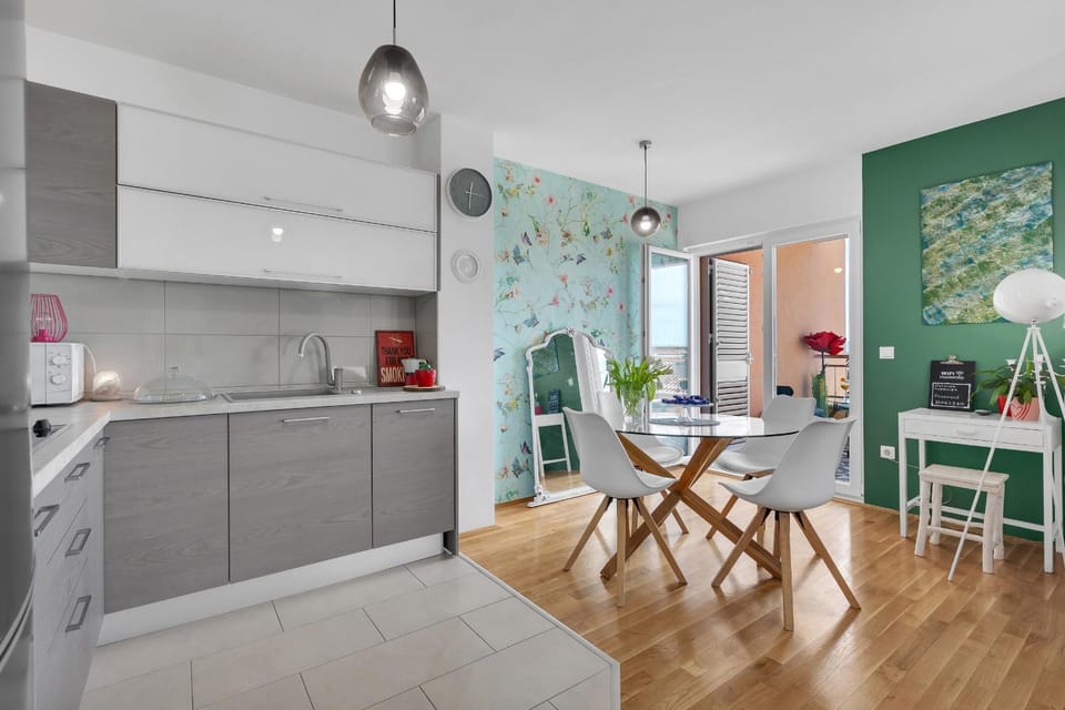 Kitchen or kitchenette, Dining area