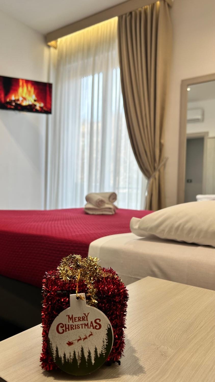Bed, TV and multimedia, Photo of the whole room, Bedroom