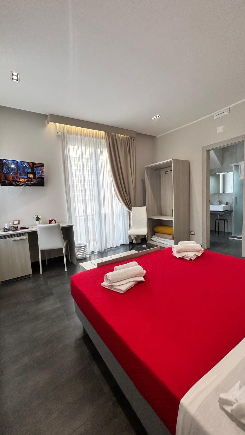 Bed, TV and multimedia, Photo of the whole room, Bedroom