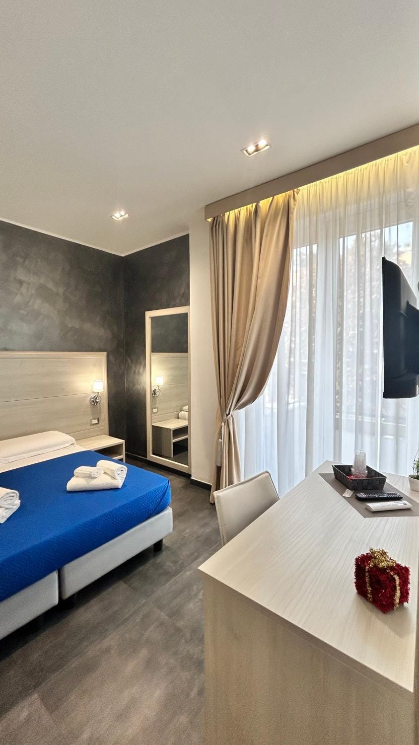 Bed, TV and multimedia, Photo of the whole room, Bedroom, towels