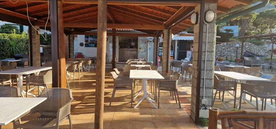 Restaurant/places to eat, Lounge or bar