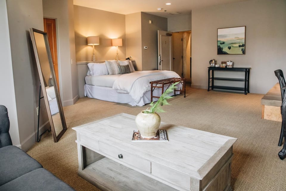 Living room, Photo of the whole room, Seating area, Bedroom
