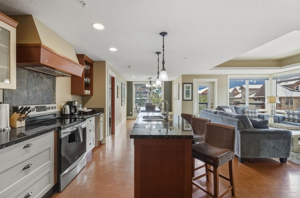 Sunset Ridge - Luxurious Corner Condo - Spectacular Mt Views with open Pool! House in Canmore