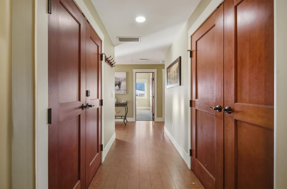 Sunset Ridge - Luxurious Corner Condo - Spectacular Mt Views with open Pool! House in Canmore