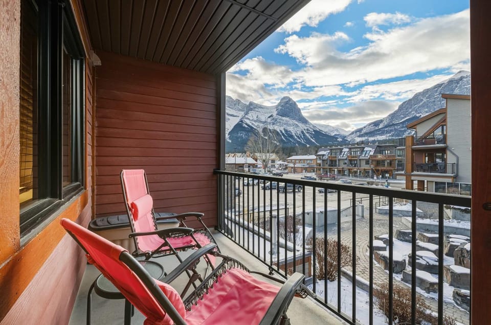Beautiful Peak Vista - 2BR w Stunning Mt Views House in Canmore