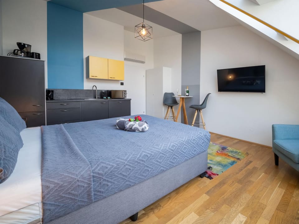 Bed, TV and multimedia, Coffee/tea facilities, Kitchen or kitchenette, Seating area, Dining area, Bedroom, dishwasher, microwave, toaster