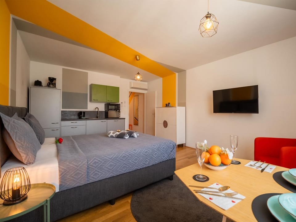 Bed, TV and multimedia, Coffee/tea facilities, Kitchen or kitchenette, Photo of the whole room, Seating area, Dining area, Bedroom, dishwasher, microwave, toaster