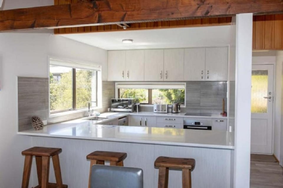 Kitchen or kitchenette, Seating area
