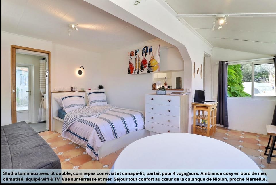 Communal lounge/ TV room, Bed, TV and multimedia, Living room, Seating area, Dining area, Bedroom