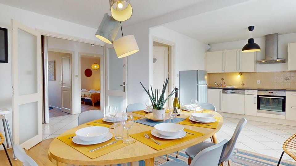 Kitchen or kitchenette, Dining area