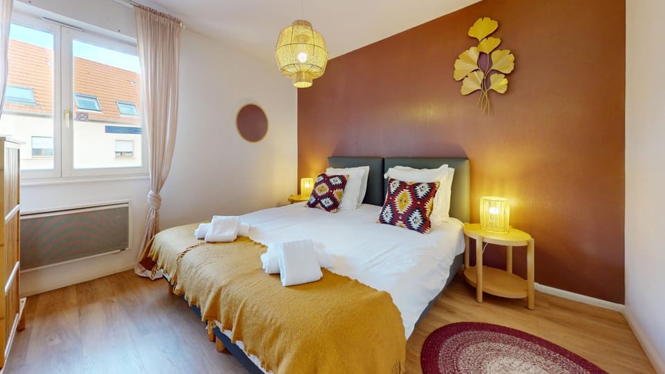 Bed, Photo of the whole room, Bedroom, towels