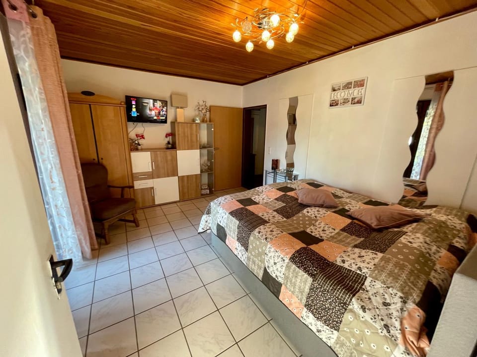Bed, TV and multimedia, Photo of the whole room, Bedroom, wardrobe