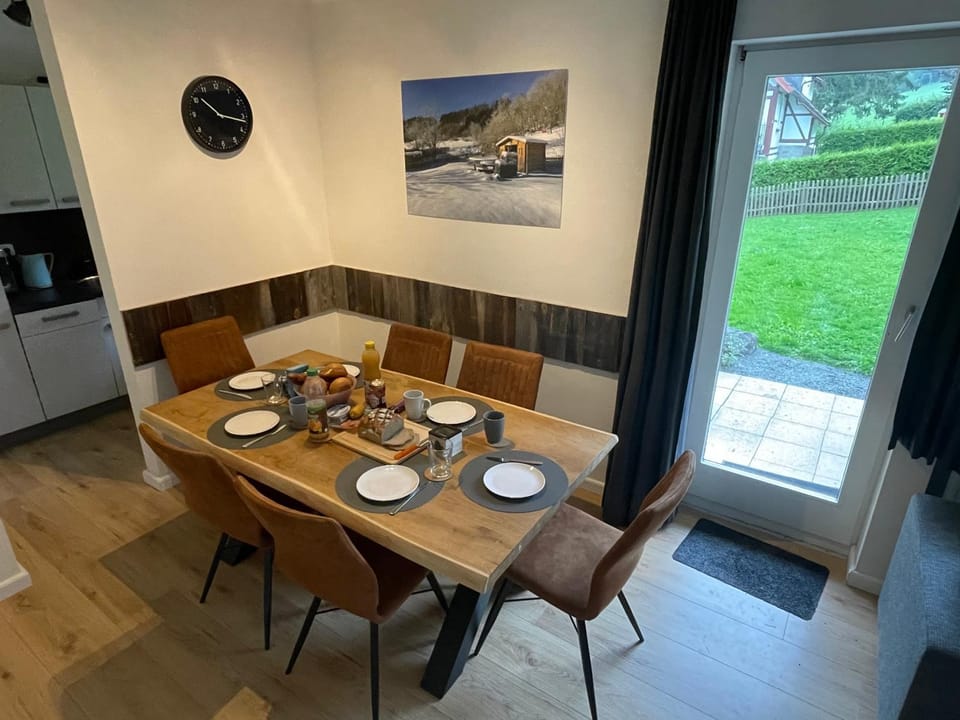 Food and drinks, Seating area, Dining area, Food, Breakfast
