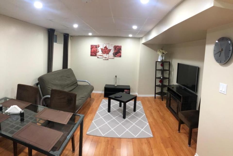 3 Spacious Bedroom Basement Apartment in Richmond Hill Apartment in Richmond Hill