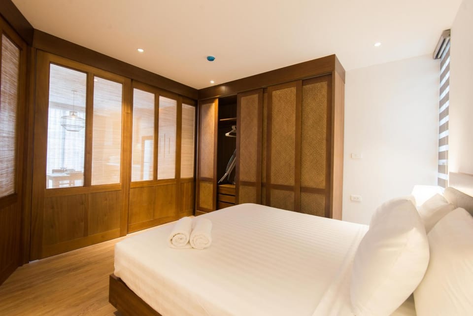 Bed, Living room, Photo of the whole room, Seating area, Bedroom, wardrobe