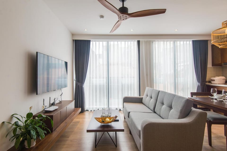 TV and multimedia, Living room, Photo of the whole room, Seating area, Evening entertainment, fireplace