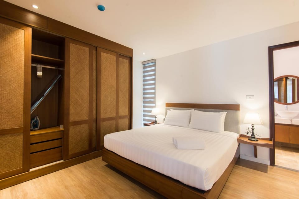 Shower, Bed, Day, Photo of the whole room, Bedroom, wardrobe
