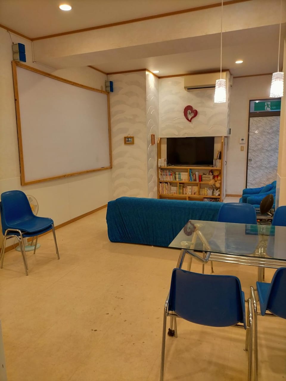 チアーズ 離島ﾀｰﾐﾅﾙ歩4分 ﾌﾟﾛｼﾞｪｸﾀｰ有 WiFi無料 ﾀﾞｰﾂ有 無料P1台分付 Apartment in Okinawa Prefecture