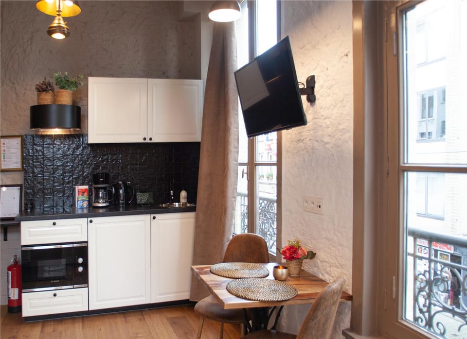 Kitchen or kitchenette, Dining area