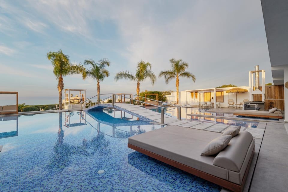Day, Natural landscape, Pool view, Swimming pool, sunbed