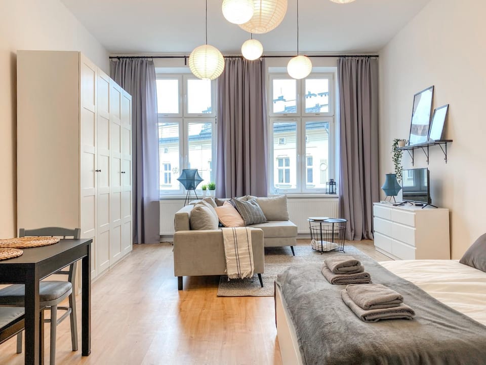 Bed, TV and multimedia, Living room, Seating area