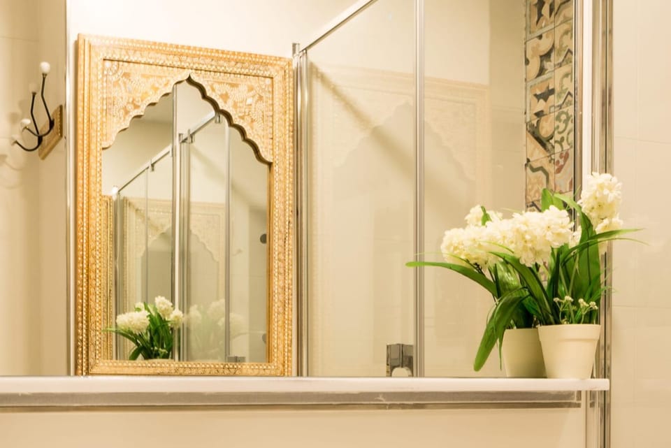 Bathroom, Decorative detail