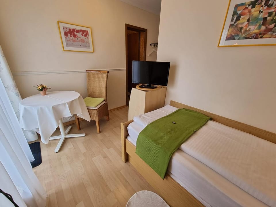 Bed, TV and multimedia, Photo of the whole room, Seating area, Bedroom