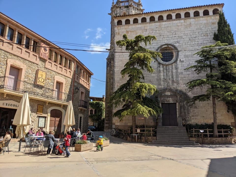 Nearby landmark, Restaurant/places to eat, Neighbourhood, Street view, Quiet street view