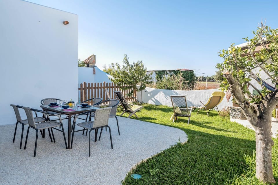 Property building, Balcony/Terrace, Living room