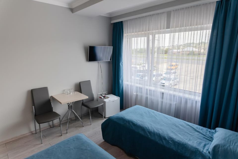 Bed, TV and multimedia, Living room, Photo of the whole room, Seating area, Bedroom