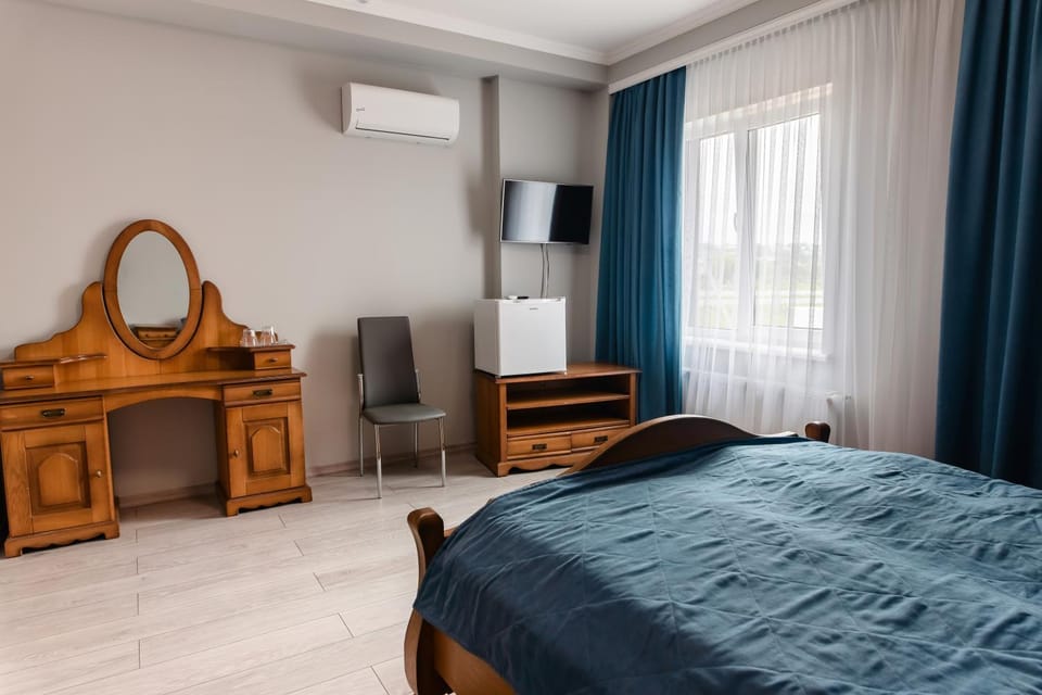 Bed, TV and multimedia, Living room, Photo of the whole room, Seating area, Bedroom, air conditioner