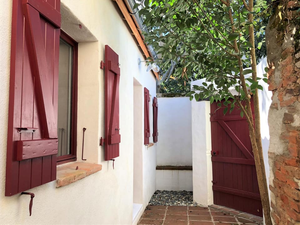 Patio, Facade/entrance, Garden, Garden view, Street view, Street view, Quiet street view, Inner courtyard view