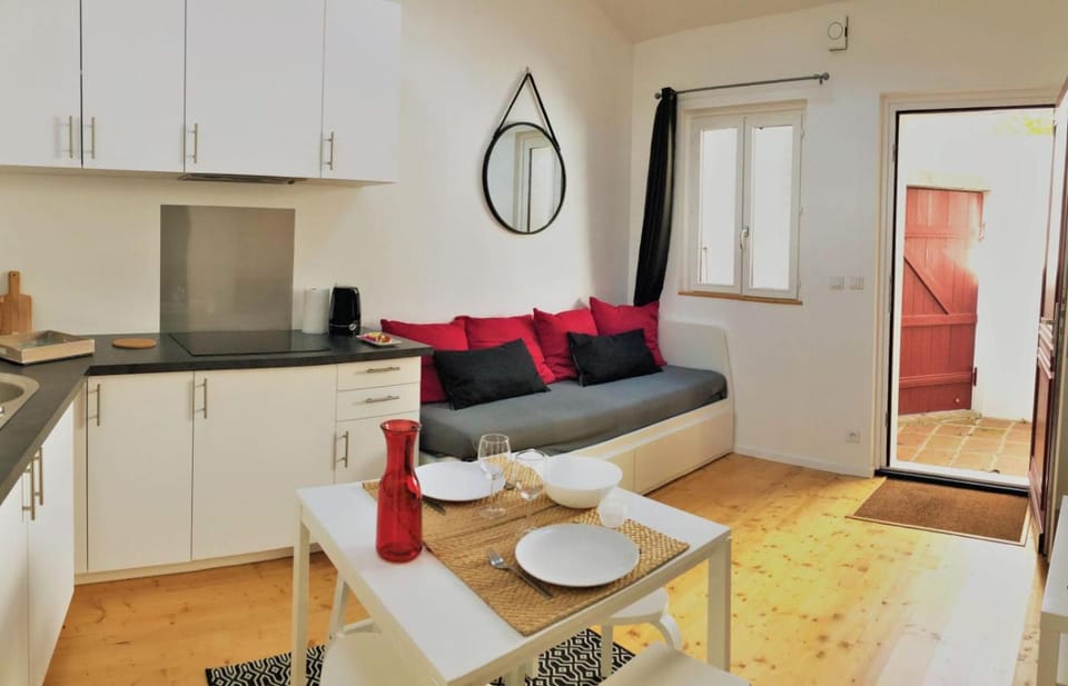Kitchen or kitchenette, Living room, Seating area, Dining area