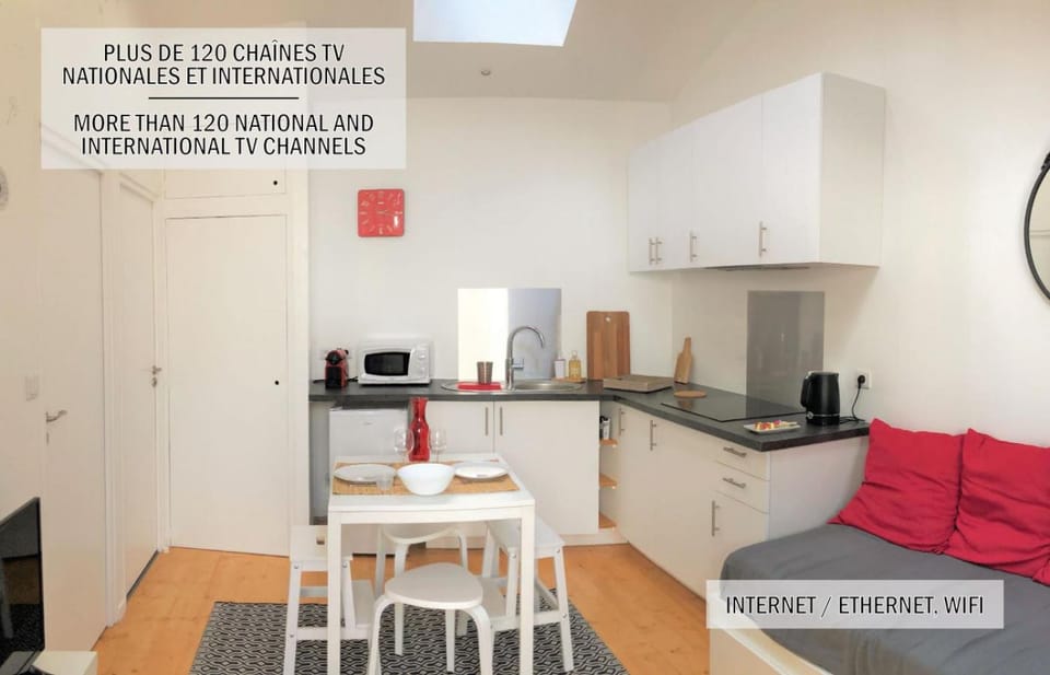 TV and multimedia, Coffee/tea facilities, Kitchen or kitchenette, Living room, Seating area, Dining area