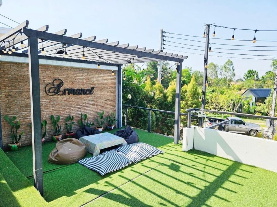 Property building, Patio, Day, Natural landscape, Garden, Garden view
