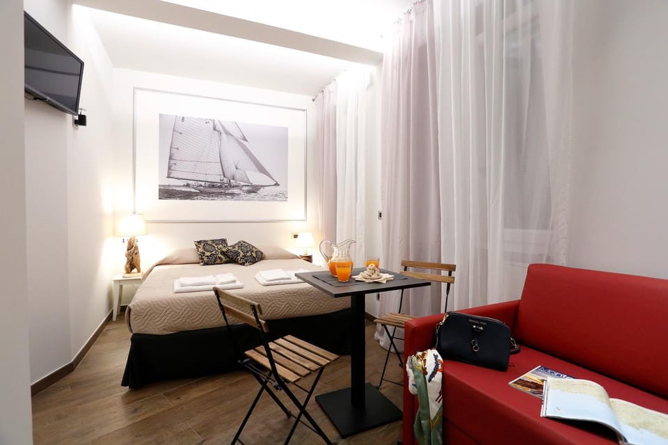 Bed, TV and multimedia, Living room, Photo of the whole room, Seating area, Dining area, Bedroom, hair dresser, towels