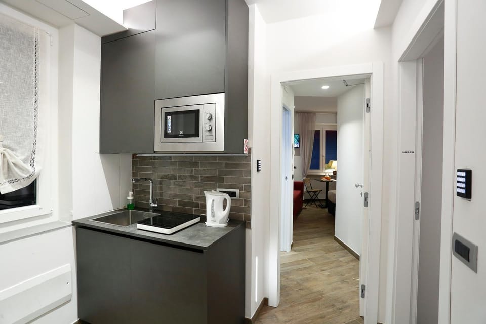 Coffee/tea facilities, Kitchen or kitchenette, minibar, stove