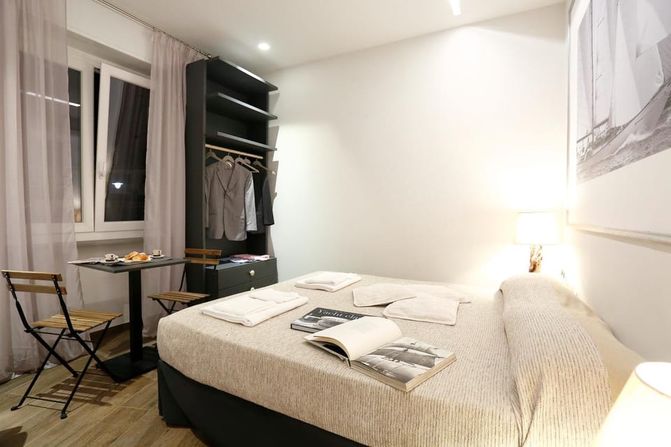 Bed, Photo of the whole room, Seating area, Dining area, Bedroom