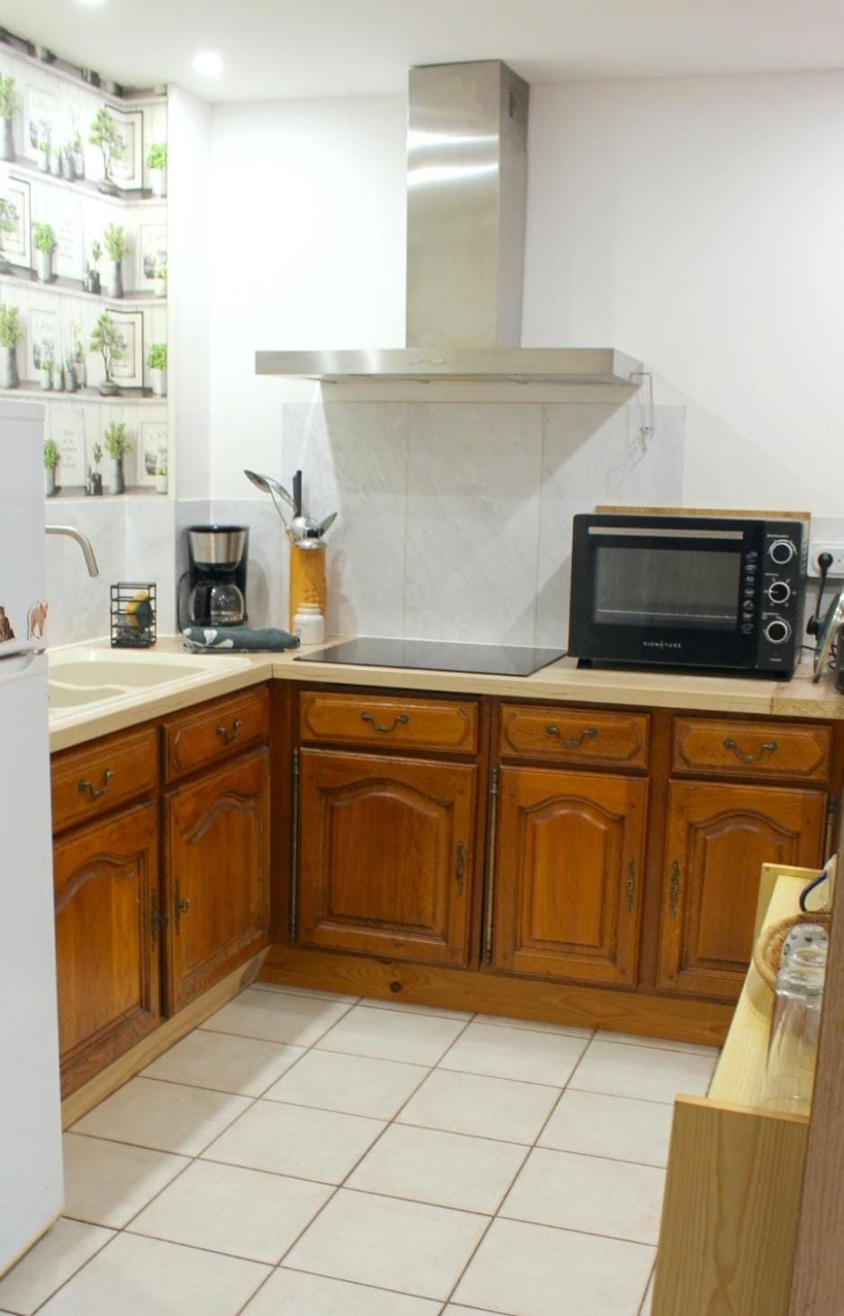 Coffee/tea facilities, Kitchen or kitchenette, oven, stove