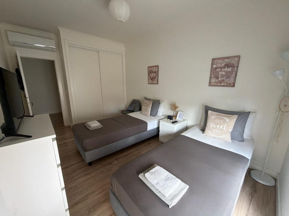 Modern Twin Room with a balcony Vacation rental in Lisbon District