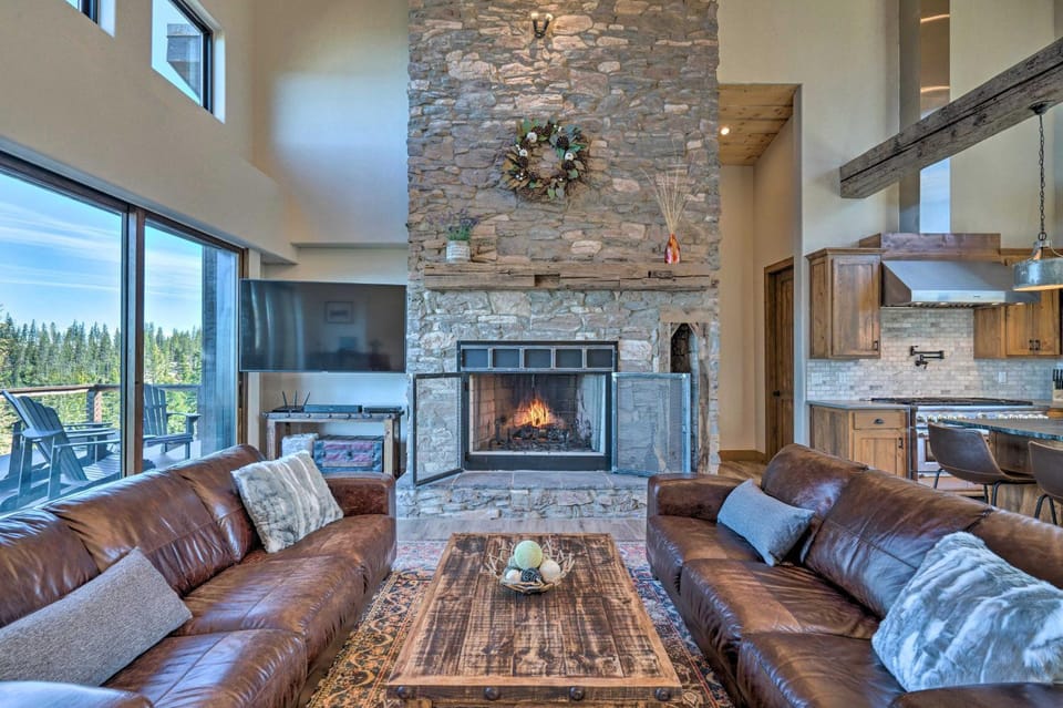 Hot Tub & Mtn Views! Luxury Angel Fire Getaway House in Angel Fire