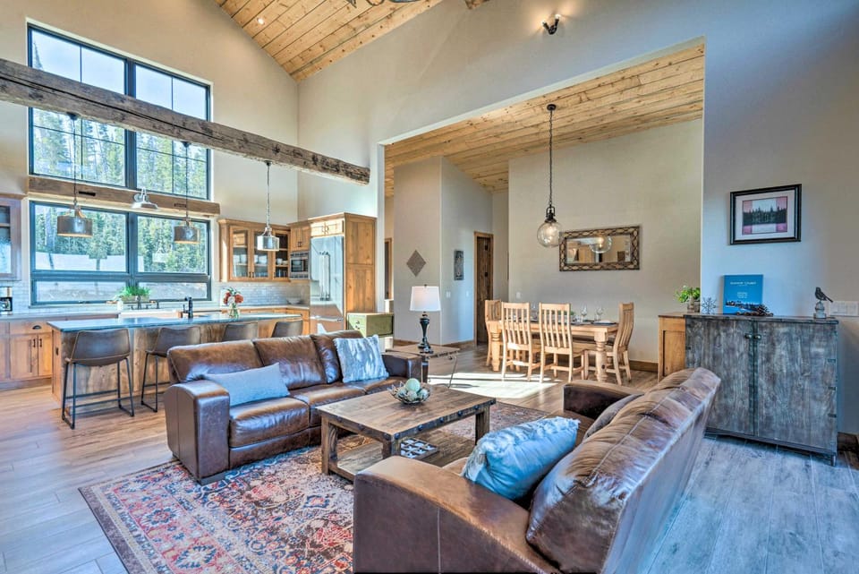 Hot Tub & Mtn Views! Luxury Angel Fire Getaway House in Angel Fire