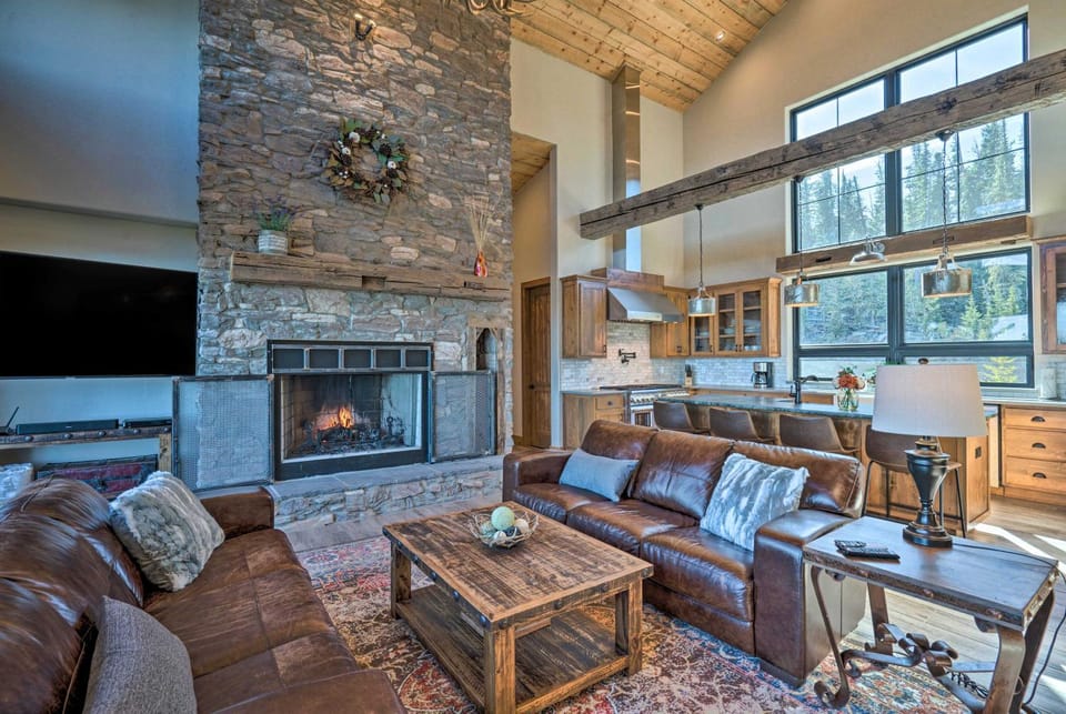 Hot Tub & Mtn Views! Luxury Angel Fire Getaway House in Angel Fire