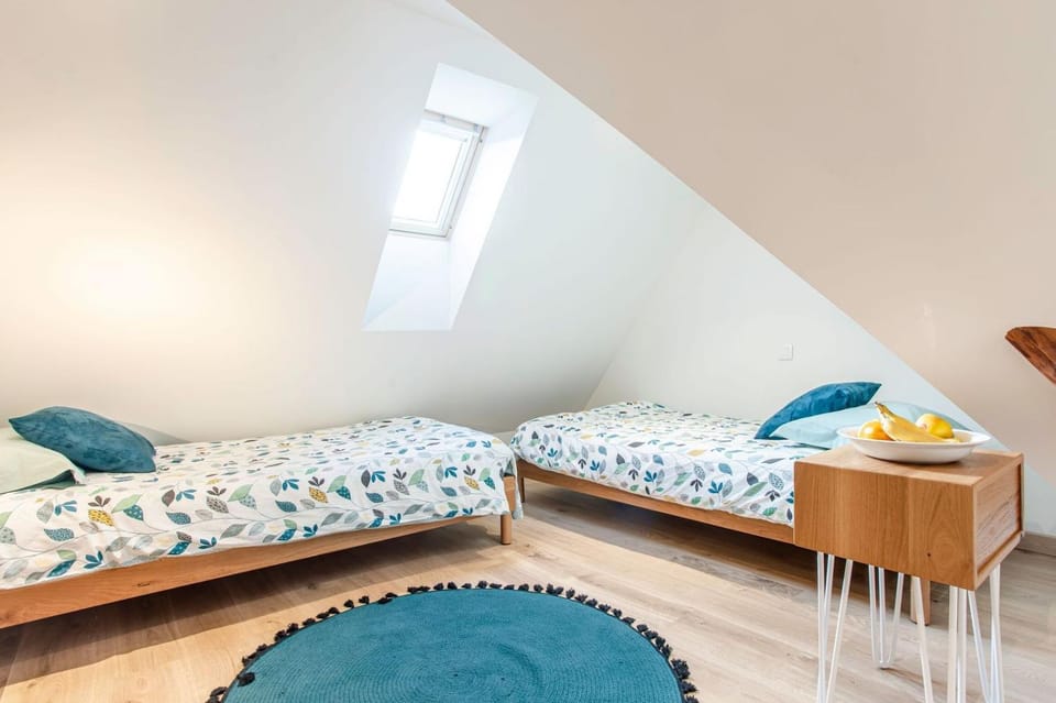 Bed, Photo of the whole room, Bedroom, heating, towels, air conditioner