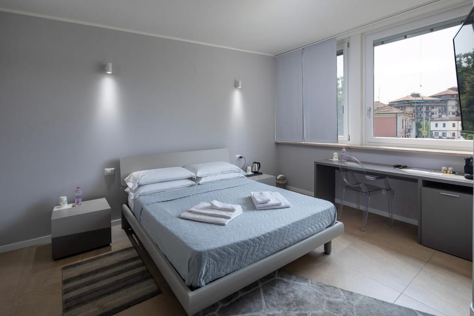 Bed, TV and multimedia, Bedroom, internet, oven, air conditioner