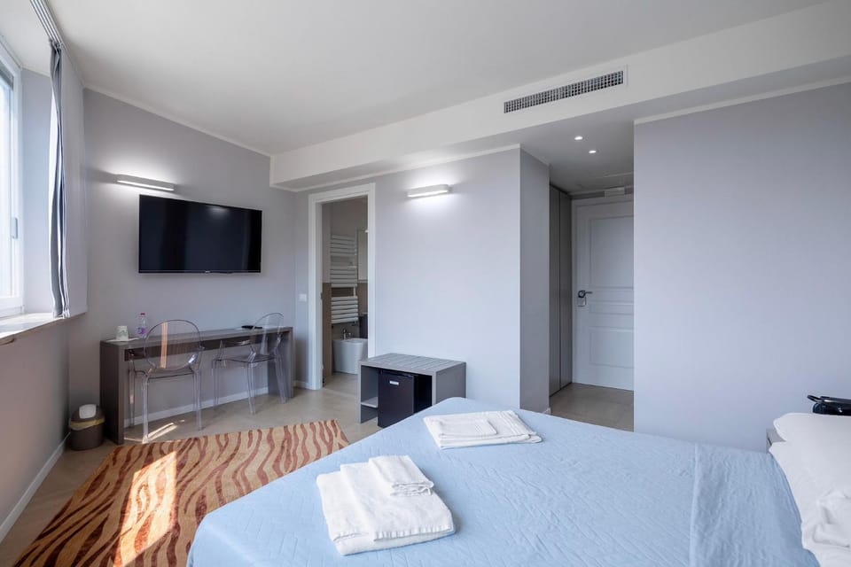 Bed, TV and multimedia, Bedroom, internet, oven, air conditioner