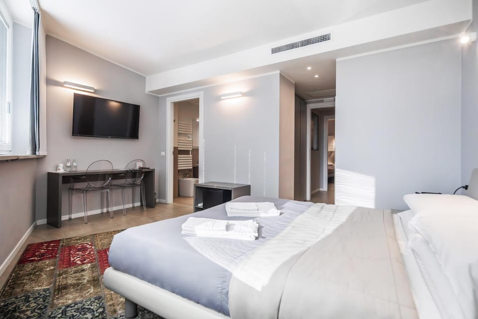 Bed, TV and multimedia, Bedroom