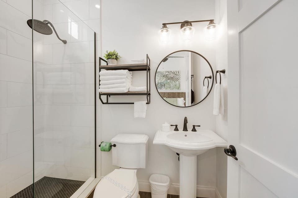 Shower, Toilet, Bathroom, towels